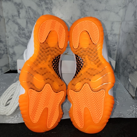 NEW Women’s Air Jordan 11 Retro Low Bright Citrus- US 7 - Picture 9 of 9